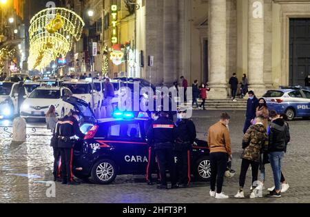 Mauro Scrobogna /LaPresse December 20, 2020&#xa0; Rom, Italy News Weihnachten Einkaufen auf dem Foto: Überfüllte Straßen und Checkpoints in der Via del Corso Stockfoto