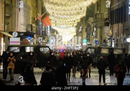 Mauro Scrobogna /LaPresse December 20, 2020&#xa0; Rom, Italy News Weihnachten Einkaufen auf dem Foto: Überfüllte Straßen und Checkpoints in der Via del Corso Stockfoto