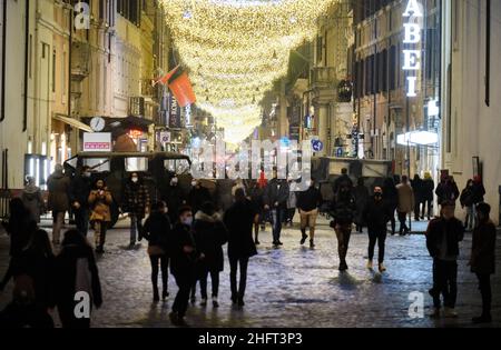 Mauro Scrobogna /LaPresse December 20, 2020&#xa0; Rom, Italy News Weihnachten Einkaufen auf dem Foto: Überfüllte Straßen und Checkpoints in der Via del Corso Stockfoto