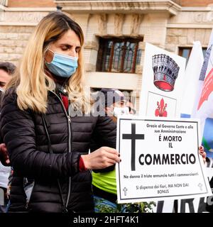 Mauro Scrobogna /LaPresse 23. Dezember 2020  Rom, Italien Nachrichten Wirtschaftskrise - Protest gegen staatliche Maßnahmen im covid Notfall auf dem Foto: Protest auf der Piazza San Silvestro durch Verbände von Händlern, Gastronomen und Umsatzsteuer-Nummern gegen die Bestimmungen der Regierung und die fehlende Entschädigung für die durch die Aktivitäten Angeklagten Verluste Stockfoto
