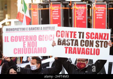 Mauro Scrobogna /LaPresse 23. Dezember 2020  Rom, Italien Nachrichten Wirtschaftskrise - Protest gegen staatliche Maßnahmen im covid Notfall auf dem Foto: Protest auf der Piazza San Silvestro durch Verbände von Händlern, Gastronomen und Umsatzsteuer-Nummern gegen die Bestimmungen der Regierung und die fehlende Entschädigung für die durch die Aktivitäten Angeklagten Verluste Stockfoto