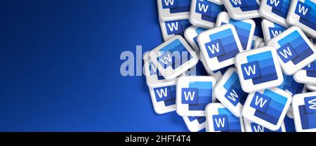 Logos der Microsoft Office-Komponente Word auf einem Haufen. Speicherplatz kopieren. Webbanner-Format. Stockfoto