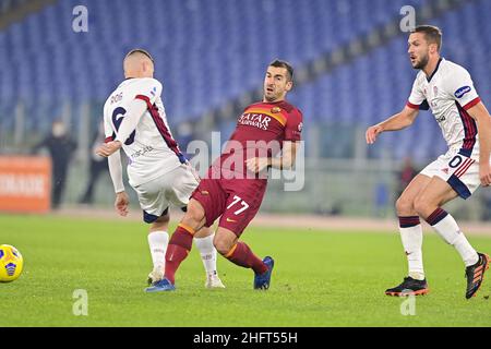 Fabio Rossi/AS Roma/LaPresse 23/12/2020 Rom (Italien) Sport Soccer Roma-Cagliari Italienische Fußballmeisterschaft Liga Serie A Tim 2020/2021 - Olympiastadion im Bild: Mkhitaryan, Rog Stockfoto