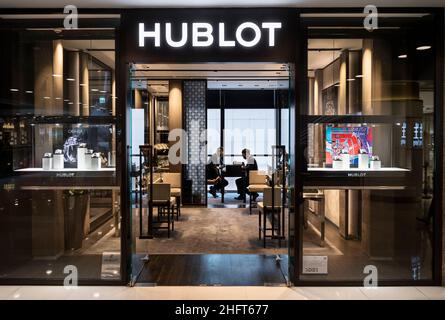Hongkong, China. 17th Januar 2022. Schweizer Uhrenmarke Hublot Geschäft in Hongkong gesehen. Kredit: SOPA Images Limited/Alamy Live Nachrichten Stockfoto