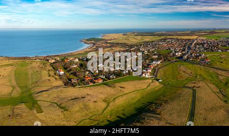 Luftaufnahme von der Drohne des Golfplatzes Gullane Golf Links und des Dorfes Gullane, East Lothian, Schottland, Großbritannien Stockfoto