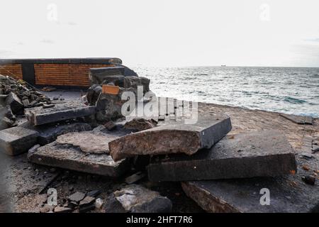 Foto Fabio Sasso/LaPresse 29/12/2020 Napoli - ItaliaCronacaNapoli, violenta mareggiata invade il lungomare: Pesanti i danniNella foto: i danniPhoto Fabio Sasso/LaPresse29/12/2020 Neapel - ItalienNeuigkeitenNeapel, heftiger Seesturm dringt in die Uferpromenade ein: Schwerer DamageAuf dem Foto: The damage Stockfoto