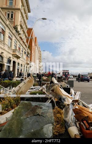 Foto Fabio Sasso/LaPresse 29/12/2020 Napoli - ItaliaCronacaNapoli, violenta mareggiata invade il lungomare: Pesanti i danniNella foto: i danniPhoto Fabio Sasso/LaPresse29/12/2020 Neapel - ItalienNeuigkeitenNeapel, heftiger Seesturm dringt in die Uferpromenade ein: Schwerer DamageAuf dem Foto: The damage Stockfoto