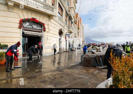 Foto Fabio Sasso/LaPresse 29/12/2020 Napoli - ItaliaCronacaNapoli, violenta mareggiata invade il lungomare: Pesanti i danniNella foto: i danniPhoto Fabio Sasso/LaPresse29/12/2020 Neapel - ItalienNeuigkeitenNeapel, heftiger Seesturm dringt in die Uferpromenade ein: Schwerer DamageAuf dem Foto: The damage Stockfoto