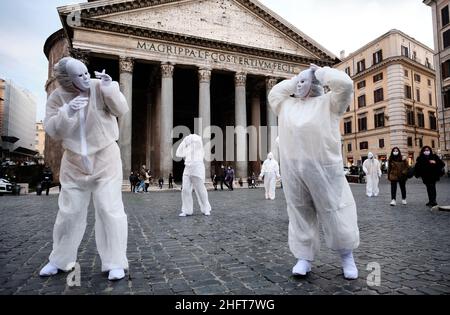 Mauro Scrobogna /LaPresse 29. Dezember 2020&#xa0; Rom, Italien Nachrichten Flashmob-Leugner - #reopenitalia-Bewegung auf dem Foto: Aktivisten der #reopenitalia-Bewegung während eines Flashmobs vor dem Pantheon. Gegen die gesichtslose Menschheit mit dem Motto: Auf den Straßen für die würde, ist Italien auf den Knien, gehen wir auf die Straße für die Freiheit, wir werden uns nie beugen. Stockfoto