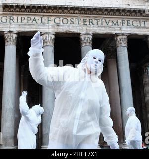 Mauro Scrobogna /LaPresse 29. Dezember 2020&#xa0; Rom, Italien Nachrichten Flashmob-Leugner - #reopenitalia-Bewegung auf dem Foto: Aktivisten der #reopenitalia-Bewegung während eines Flashmobs vor dem Pantheon. Gegen die gesichtslose Menschheit mit dem Motto: Auf den Straßen für die würde, ist Italien auf den Knien, gehen wir auf die Straße für die Freiheit, wir werden uns nie beugen. Stockfoto