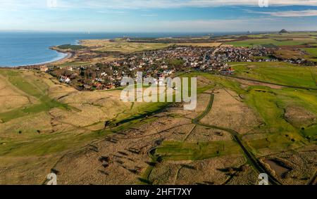 Luftaufnahme von der Drohne des Golfplatzes Gullane Golf Links und des Dorfes Gullane, East Lothian, Schottland, Großbritannien Stockfoto