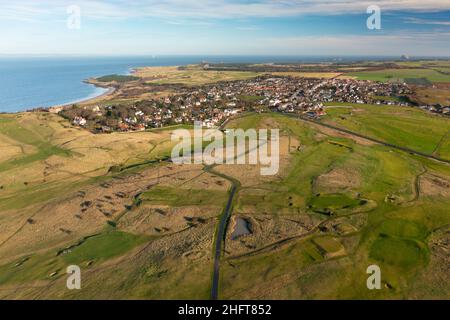 Luftaufnahme von der Drohne des Golfplatzes Gullane Golf Links und des Dorfes Gullane, East Lothian, Schottland, Großbritannien Stockfoto