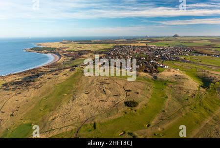 Luftaufnahme von der Drohne des Golfplatzes Gullane Golf Links und des Dorfes Gullane, East Lothian, Schottland, Großbritannien Stockfoto