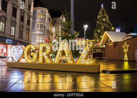 Graz, Österreich-02. Dezember 2021: Wunderschöne Weihnachtsdekorationen am berühmten Hauptplatz, nachts, im Stadtzentrum von Graz, Steiermark, A Stockfoto