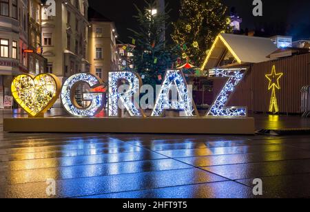 Graz, Österreich-02. Dezember 2021: Wunderschöne Weihnachtsdekorationen am berühmten Hauptplatz, nachts, im Stadtzentrum von Graz, Steiermark, A Stockfoto