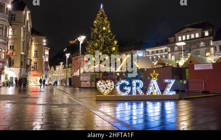 Graz, Österreich-02. Dezember 2021: Wunderschöne Weihnachtsdekorationen am berühmten Hauptplatz, nachts, im Stadtzentrum von Graz, Steiermark, A Stockfoto