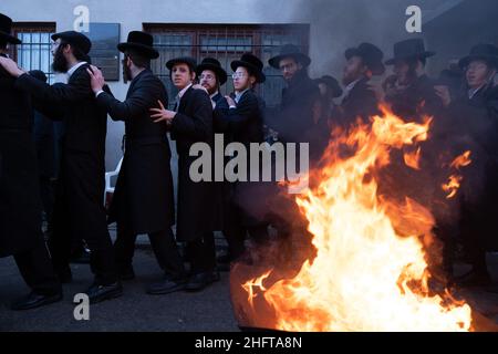 Lelov, Polen. 9th Januar 2022. Vor dem Grab von Tzadik David Biderman tanzen ultra-orthodoxe Juden (Hassiden) um das Feuer.jedes Jahr kommen ultra-orthodoxe Juden nach Lelov (Polen), um das Grab von tzadik David Biderman zu besuchen, um während seines Todestages zu beten, zu tanzen und zu singen. Dies ist die traditionelle Zeremonie der hassidischen Juden. (Bild: © Wojciech Grabowski/SOPA Images via ZUMA Press Wire) Stockfoto