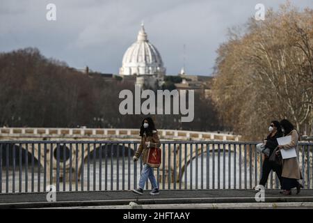 Cecilia Fabiano/LaPresse 04. Januar 2021 Roma (Italien) News: Aufgrund der starken Regenfälle hat der Tiber die niedrigen Ufer passiert und ist in die Fahrrad-Fußgängerstraße der Pic: Garibaldi-Brücke eingedrungen Stockfoto