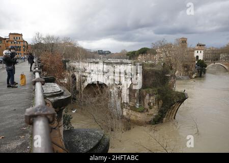 Cecilia Fabiano/LaPresse 04. Januar 2021 Roma (Italien) News: Aufgrund der starken Regenfälle hat der Tiber die niedrigen Ufer passiert und ist in die Fahrrad-Fußgängerstraße in der Pic eingedrungen: Isola Tiberina Stockfoto