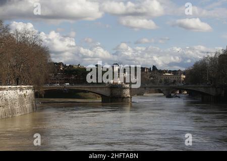 Cecilia Fabiano/LaPresse 04. Januar 2021 Roma (Italien) News: Aufgrund der starken Regenfälle hat der Tiber die niedrigen Ufer passiert und ist in die Fahrrad-Fußgängerstraße der Pic: Garibaldi-Brücke eingedrungen Stockfoto