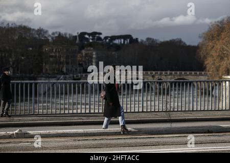 Cecilia Fabiano/LaPresse 04. Januar 2021 Roma (Italien) News: Aufgrund der starken Regenfälle hat der Tiber die niedrigen Ufer passiert und ist in die Fahrrad-Fußgängerstraße der Pic: Garibaldi-Brücke eingedrungen Stockfoto