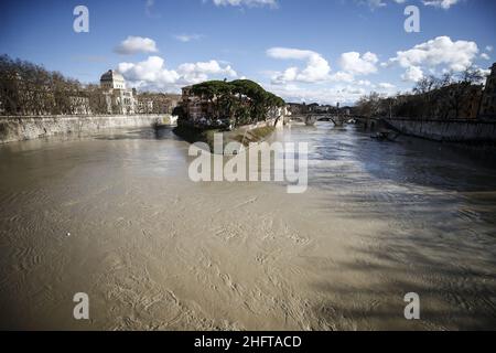 Cecilia Fabiano/LaPresse 04. Januar 2021 Roma (Italien) News: Aufgrund der starken Regenfälle hat der Tiber die niedrigen Ufer passiert und ist in die Fahrrad-Fußgängerstraße in der Pic eingedrungen: Isola Tiberina Stockfoto