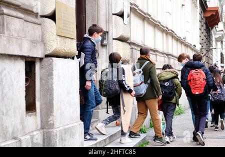 Mauro Scrobogna /LaPresse January 07, 2021&#xa0; Rom, Italy News Schule - Mittelschule nach Sperrung auf dem Foto: Mittelschüler verlassen das Institut nach dem ersten Tag der Rückkehr in die Klasse Stockfoto