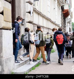 Mauro Scrobogna /LaPresse January 07, 2021&#xa0; Rom, Italy News Schule - Mittelschule nach Sperrung auf dem Foto: Mittelschüler verlassen das Institut nach dem ersten Tag der Rückkehr in die Klasse Stockfoto