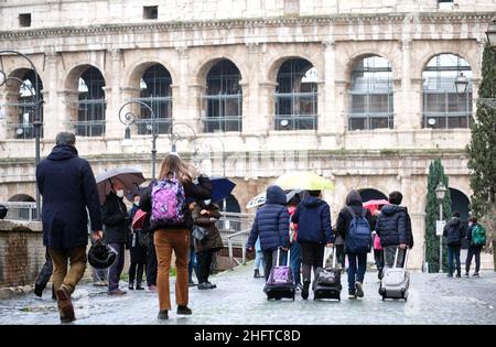 Mauro Scrobogna /LaPresse January 07, 2021&#xa0; Rom, Italy News Schule - Mittelschule nach Sperrung auf dem Foto: Mittelschüler verlassen das Institut nach dem ersten Tag der Rückkehr in die Klasse Stockfoto