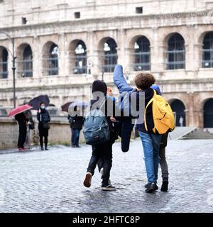 Mauro Scrobogna /LaPresse January 07, 2021&#xa0; Rom, Italy News Schule - Mittelschule nach Sperrung auf dem Foto: Mittelschüler verlassen das Institut nach dem ersten Tag der Rückkehr in die Klasse Stockfoto