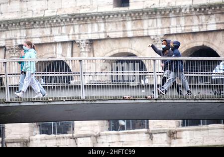 Mauro Scrobogna /LaPresse January 07, 2021&#xa0; Rom, Italy News Schule - Mittelschule nach Sperrung auf dem Foto: Mittelschüler verlassen das Institut nach dem ersten Tag der Rückkehr in die Klasse Stockfoto