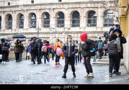 Mauro Scrobogna /LaPresse January 07, 2021&#xa0; Rom, Italy News Schule - Mittelschule nach Sperrung auf dem Foto: Mittelschüler verlassen das Institut nach dem ersten Tag der Rückkehr in die Klasse Stockfoto