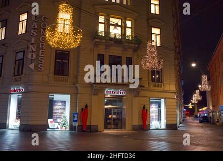 Graz, Österreich-02. Dezember 2021: Wunderschöne Weihnachtsdekoration im Stadtzentrum von Graz, Steiermark, Österreich. Stockfoto