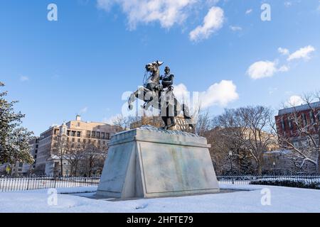 Die Statue von Andrew Jackson im Lafayette Park ist schneebedeckt. Stockfoto