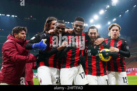 LaPresse - Spada 12 januar , 2021 Mailand ( Italien ) Sport Soccer A.C. Mailand- Stagione 2020-2021 - Italienischer Pokal Mailand gegen Turin im Bild: Mailands Spieler feiern den Sieg , tatarusanu , Kalulu , Rafael Leao , Hakan Calhanoglu , Diogo Dalot , Brahim Diaz, Jens Petter Hauge Stockfoto