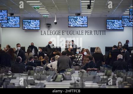 Foto Valeria Ferraro/LaPresse13-01-2020 Lamezia Termecronaca'ndrangheta: Al via il processo "Rinascita Scott" nell'aula Bunker di Lamezia TermeNella Foto: PanoramicaFoto Valeria Ferraro/LaPresse13-Januar -2020 Lamezia Termenews Vorbereitung des Gerichtssaals. Unter der Führung der Anti-Mafia-Staatsanwaltschaft Nicola Gratteri beginnt am 13th 2021. Januar der Maxi-Prozess Rinascita-Scott in einem neuen Bunkerraum im Industriegebiet (Area Ex Sir) von Lamezia Terme (Kalabrien, Italien). Mit 355 Angeklagten, die der Mafia-Verbindung mit dem organisierten Verbrechen von Calabrese (&#X2018;Ndrangheta) beschuldigt werden, ist der Prozess Stockfoto