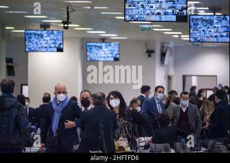 Foto Valeria Ferraro/LaPresse13-01-2020 Lamezia Termecronaca'ndrangheta: Al via il processo "Rinascita Scott" nell'aula Bunker di Lamezia TermeNella Foto: PanoramicaVorbereitung des Gerichtssaales. Unter der Führung der Anti-Mafia-Staatsanwaltschaft Nicola Gratteri beginnt am 13th 2021. Januar der Maxi-Prozess Rinascita-Scott in einem neuen Bunkerraum im Industriegebiet (Area Ex Sir) von Lamezia Terme (Kalabrien, Italien). Mit 355 Angeklagten, die der Mafia-Verbindung mit dem organisierten Verbrechen von Calabrese (&#X2018;Ndrangheta) beschuldigt werden, gilt der Prozess als einer der größten nach dem gegen die sizilianische Mafia, t Stockfoto