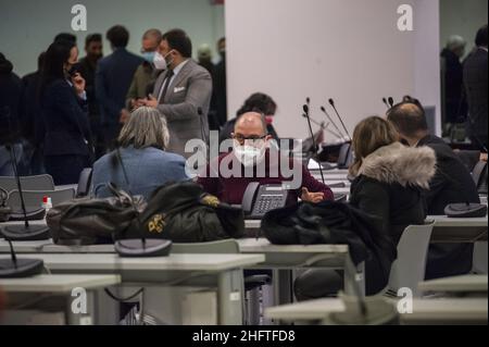 Foto Valeria Ferraro/LaPresse13-01-2020 Lamezia Termecronaca'ndrangheta: Al via il processo "Rinascita Scott" nell'aula Bunker di Lamezia TermeFoto Valeria Ferraro/LaPresse13-Januar -2020 Lamezia Termenews Ein Anwalt sah, wie er seine Strategie vorstellte. Unter der Führung der Anti-Mafia-Staatsanwaltschaft Nicola Gratteri beginnt am 13th 2021. Januar der Maxi-Prozess Rinascita-Scott in einem neuen Bunkerraum im Industriegebiet (Area Ex Sir) von Lamezia Terme (Kalabrien, Italien). Mit 355 Angeklagten, die der Mafia-Verbindung mit dem organisierten Verbrechen von Calabrese (&#X2018;Ndrangheta) beschuldigt werden, wird der Prozess in Erwägung gezogen Stockfoto