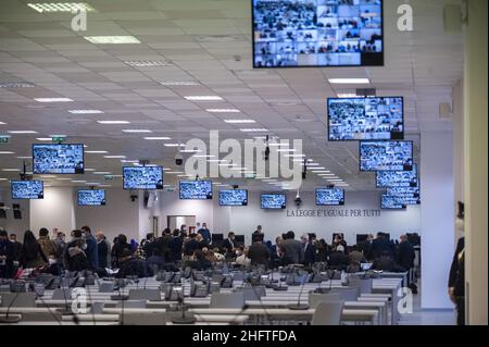 Foto Valeria Ferraro/LaPresse13-01-2020 Lamezia Termecronaca'ndrangheta: Al via il processo "Rinascita Scott" nell'aula Bunker di Lamezia TermeNella Foto: PanoramicaFoto Valeria Ferraro/LaPresse13-Januar -2020 Lamezia Termenews Vorbereitung des Gerichtssaals. Unter der Führung der Anti-Mafia-Staatsanwaltschaft Nicola Gratteri beginnt am 13th 2021. Januar der Maxi-Prozess Rinascita-Scott in einem neuen Bunkerraum im Industriegebiet (Area Ex Sir) von Lamezia Terme (Kalabrien, Italien). Mit 355 Angeklagten, die der Mafia-Verbindung mit dem organisierten Verbrechen von Calabrese (&#X2018;Ndrangheta) beschuldigt werden, ist der Prozess Stockfoto