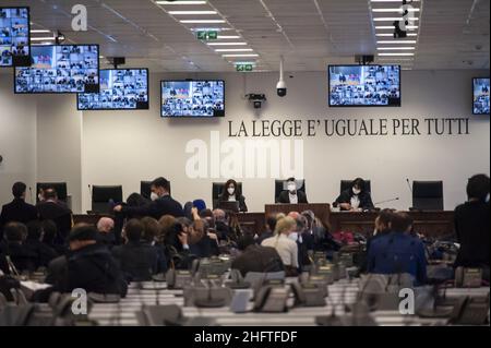 Foto Valeria Ferraro/LaPresse13-01-2020 Lamezia Termecronaca'ndrangheta: Al via il processo "Rinascita Scott" nell'aula Bunker di Lamezia TermeNella Foto: PanoramicaFoto Valeria Ferraro/LaPresse13-Januar -2020 Lamezia Termenews Vorbereitung des Gerichtssaals. Unter der Führung der Anti-Mafia-Staatsanwaltschaft Nicola Gratteri beginnt am 13th 2021. Januar der Maxi-Prozess Rinascita-Scott in einem neuen Bunkerraum im Industriegebiet (Area Ex Sir) von Lamezia Terme (Kalabrien, Italien). Mit 355 Angeklagten, die der Mafia-Verbindung mit dem organisierten Verbrechen von Calabrese (&#X2018;Ndrangheta) beschuldigt werden, ist der Prozess Stockfoto