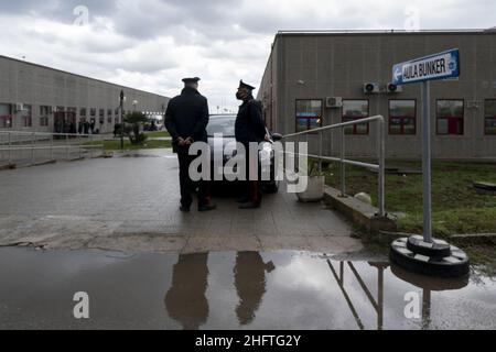 Foto Valeria Ferraro/LaPresse13-01-2020 Lamezia Termecronaca'ndrangheta: Al via il processo "Rinascita Scott" nell'aula Bunker di Lamezia TermeNella Foto: Carabinieri Foto Valeria Ferraro/LaPresse13-Januar -2020 Lamezia Termenews Carabinieri außerhalb des Bunkerraums gesehen. Unter der Führung der Anti-Mafia-Staatsanwaltschaft Nicola Gratteri beginnt am 13th 2021. Januar der Maxi-Prozess Rinascita-Scott in einem neuen Bunkerraum im Industriegebiet (Area Ex Sir) von Lamezia Terme (Kalabrien, Italien). Mit 355 Angeklagten, die der Mafia-Assoziation mit dem organisierten Verbrechen von Calabrese (&#X2018;Ndrangheta) beschuldigt werden, die Stockfoto