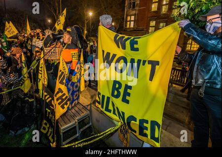 London, Großbritannien. 17th Januar 2022. Eine „wirklich ärgerliche Demo“ vor dem Oberhaus vor der nächsten Razing des Gesetzentwurfs - tötet den Gesetzesprotest von Menschen, die wütend auf die neue Gesetzgebung namens Police, Crime, Urteilsverkündung und Courts Bill sind, die der Polizei mehr Befugnisse geben würde, um Protesten einzuschränken. Der Protest wurde von mehreren Gruppen unterstützt, darunter Sisters Uncut, Extinction Rebellion und Black Lives Matter. Kredit: Guy Bell/Alamy Live Nachrichten Stockfoto