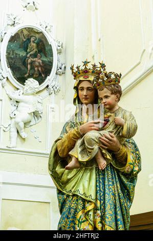 Statue der mit Kind gekrönten Madonna in der Kirche von San Francesco. Palena, Provinz L'Aquila, Abruzzen, Italien, Europa Stockfoto