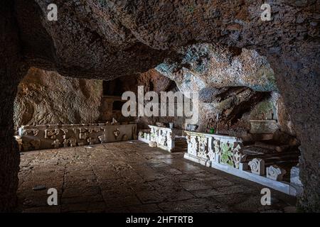 Die Einsiedelei in der Höhle, die dem Erzengel Michael geweiht ist. Pescocostanzo, Provinz L'Aquila, Abruzzen, Italien, Europa Stockfoto