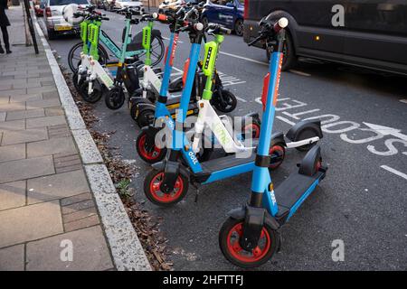 Verschiedene Marken von eScooter am 14th. Januar 2022 in London, Großbritannien. Ein Scooter-Sharing-System ist ein gemeinsamer Transportservice, bei dem Elektro-Motorroller, auch als E-Scooter bezeichnet, für kurzfristige Vermietungen zur Verfügung gestellt werden. E-Scooter sind in der Regel docklos, was bedeutet, dass sie keinen festen Heimatort haben und an bestimmten Orten im Servicebereich abgesetzt und abgeholt werden. Stockfoto