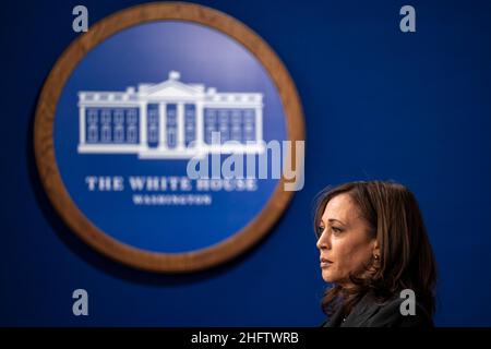 Die Vizepräsidentin der Vereinigten Staaten, Kamala Harris, hält am Montag, den 17. Januar 2022, virtuelle Bemerkungen an die historische Ebenezer Baptist Church für den von Martin Luther King, Jr. geliebten Gemeindememorativdienst vom South Court Auditorium des Eisenhower Executive Office Building in Washington, DC. Kredit: Ken Cedeno/Pool über CNP Stockfoto