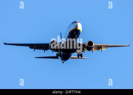 Malta Air (Ryanair) Boeing 737-800 (REG: 9H-QEI) auf der Langfinalbahn 31 am späten Abend. Stockfoto