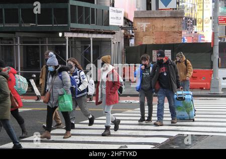 New York, USA. 17th Januar 2022. (NEU) die New Yorker sahen sich auf Martin Luther King Jr Holiday mit kaltem Wetter konfrontiert. 17. Januar 2022, New York, USA: New Yorker und Touristen sind bei den Ferien von Martin Luther King Jr in New York mit schwerer Kälte konfrontiert. Aufgrund des kalten Wetters und der geringen Niederschläge, die viele dazu veranlasste, sich mit Winterkleidung zu schützen, und auch der Verwendung von Gesichtsmasken aufgrund der Omicron-Variante, wurden nur wenige Aktivitäten durchgeführt. Bildnachweis: Niyi Fote/Thenews2 (Bildnachweis: © Niyi Fote/TheNEWS2 via ZUMA Press Wire) Stockfoto