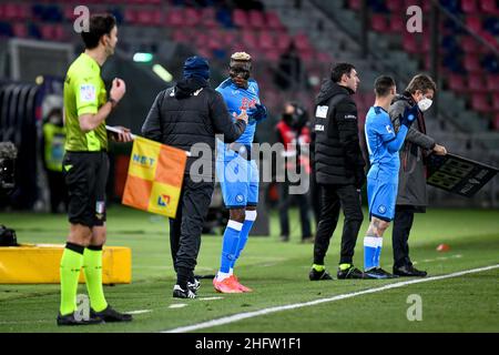 Bologna, Italien. 17th Januar 2022. Victor Osimhen (Napoli) spricht mit Luciano Spalletti (Cheftrainer Napoli) während des FC Bologna gegen SSC Napoli, italienisches Fußballspiel der Serie A in Bologna, Italien, Januar 17 2022 Quelle: Independent Photo Agency/Alamy Live News Stockfoto