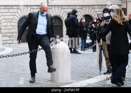 Mauro Scrobogna /LaPresse 08. Februar 2021&#xa0; Rom, Italien Konsultationen der Politischen Abgeordnetenkammer auf dem Foto: Fabio Rampelli, Fratellin d&#X2019;Italia FDI, auf der Piazza Montecitorio Stockfoto